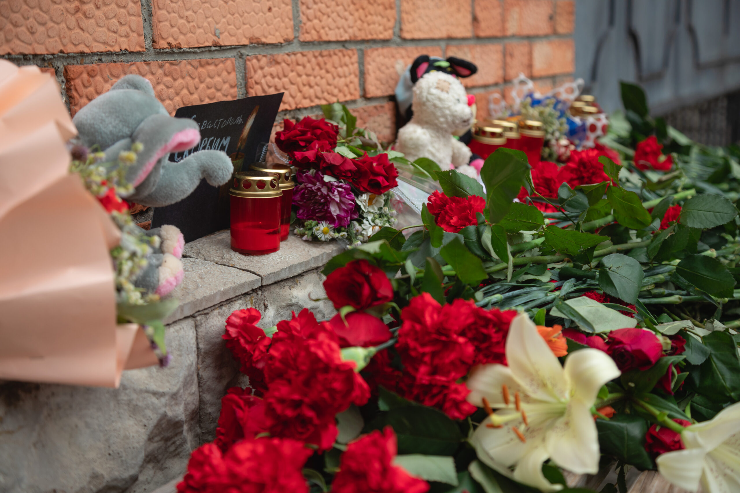 К российскому консульству в Тирасполе несут цветы и игрушки