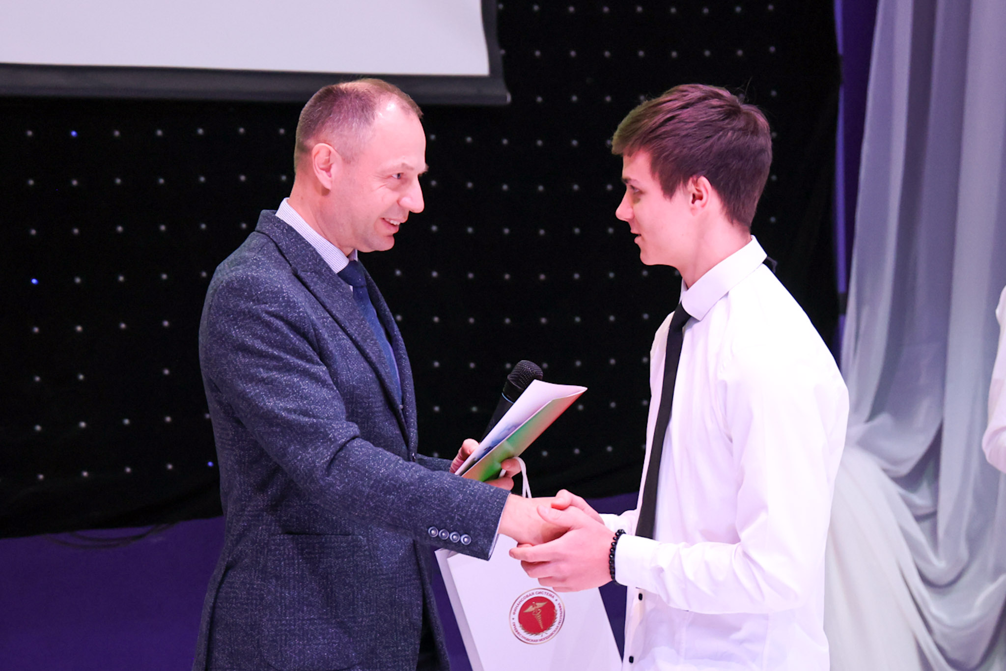 Минфин выступил партнером интеллектуальной игры для школьников по финграмотности «Будь в теме!»