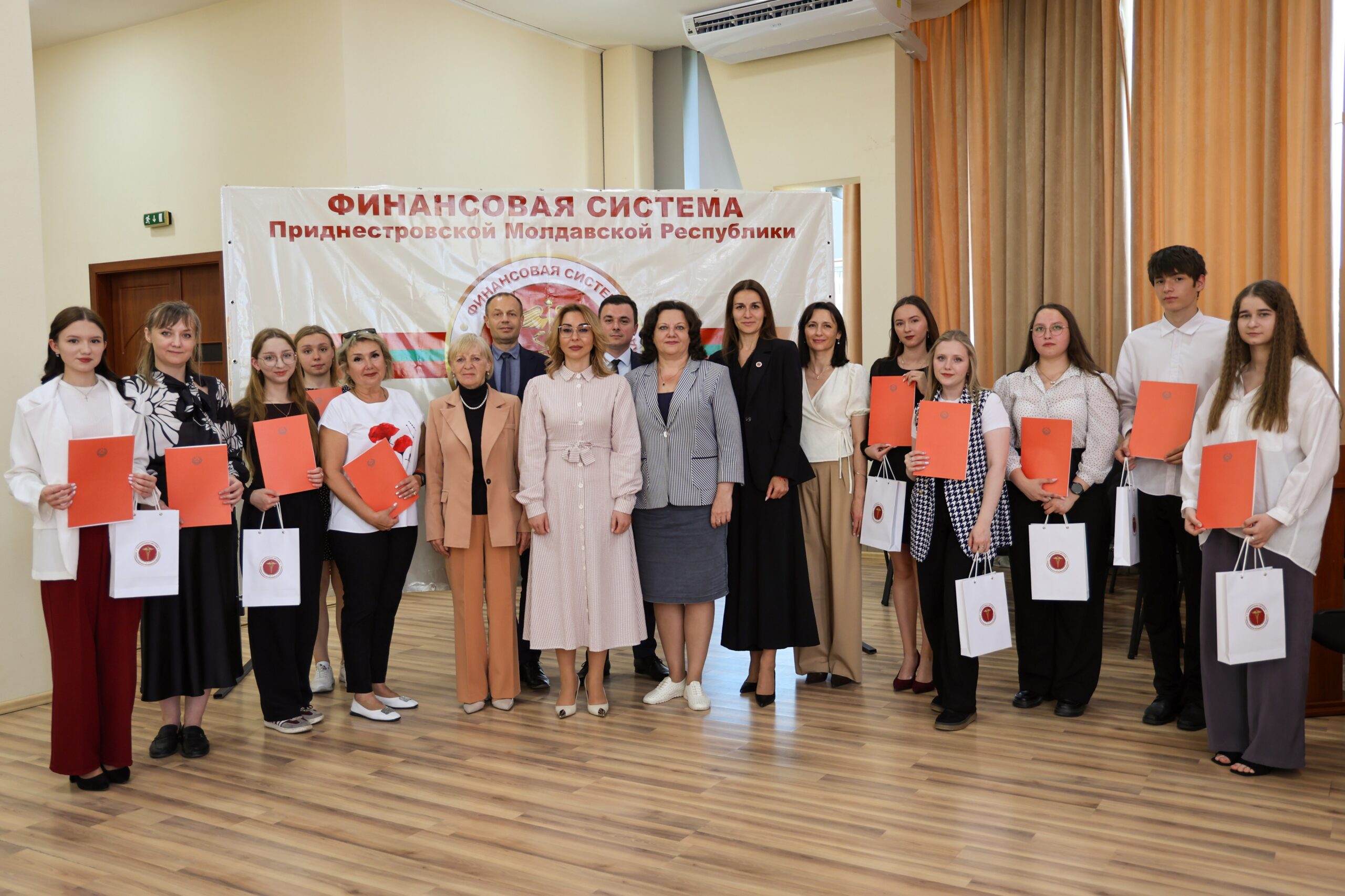 В Министерстве финансов ПМР наградили победителей Республиканского творческого конкурса эссе